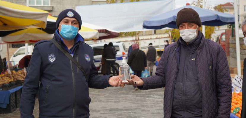 Belediyeden pazarcı esnafa dezenfektan