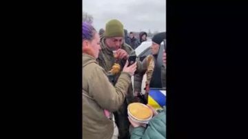 Yakalanan Rus askeri Ukraynalı siviller doyurdu