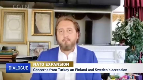 Serkan Oral Çin kanalında İsveç ve Finlandiya’nın NATO üyeliği ABD’li profesörle kapıştı